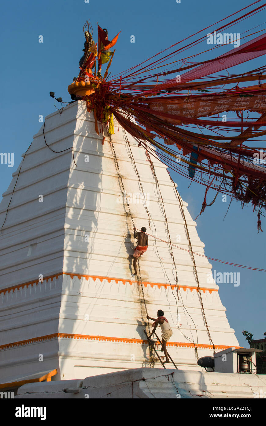 INDIA Jharkhand Deogarh , pellegrini indù al tempio di Shiva durante il festival annuale , è uno dei luoghi santi con un Jyothi lingam, un fallo simbolo di dio indù Shiva / INDIEN Jharkhand Deogarh , Indù besuchen das Tempelfest am Shiva Tempel wo sich ein Jyothi lingam befindet Foto Stock