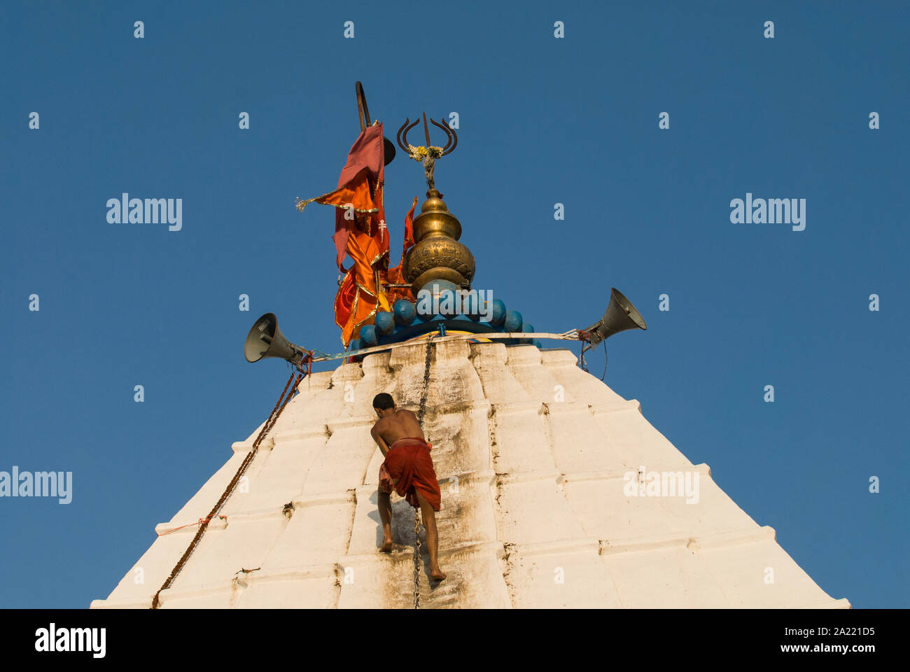 INDIA Jharkhand Deogarh , pellegrini indù al tempio di Shiva durante il festival annuale , è uno dei luoghi santi con un Jyothi lingam, un fallo simbolo di dio indù Shiva / INDIEN Jharkhand Deogarh , Indù besuchen das Tempelfest am Shiva Tempel wo sich ein Jyothi lingam befindet Foto Stock