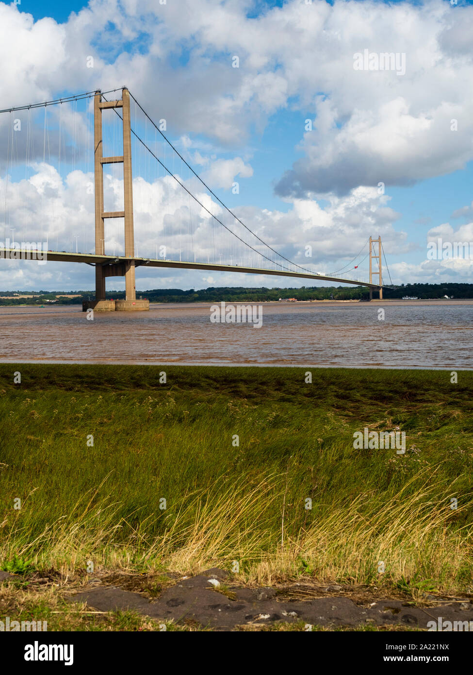 Pilastri e span dell'Humber Bridge di sospensione adottata dall'foreshore a Leeds, North Lincolnshire, Regno Unito Foto Stock