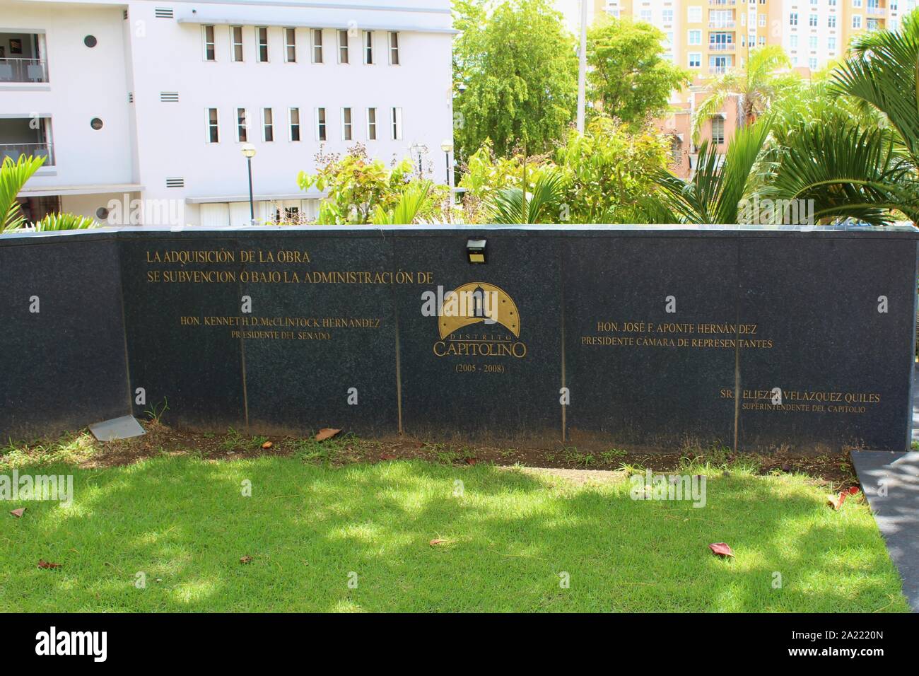 Un muro inciso in lingua spagnola, di fronte al governo Capitol Building in San Juan, Porto Rico. Foto Stock