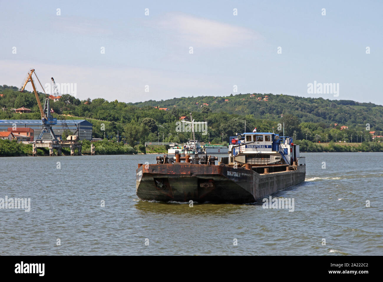 Il retro del Pozarevac 5 rimorchiatore a traino sul fiume Danubio, Panchevo, Serbia. Foto Stock