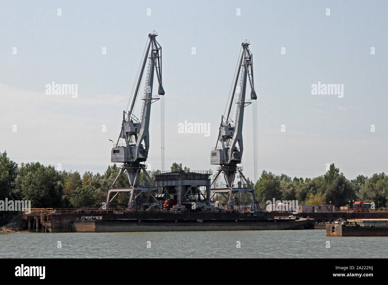 Gru da carico sulle banchine di carico sul fiume Danubio, vicino a ponte 14, Kovin, Serbia. Foto Stock