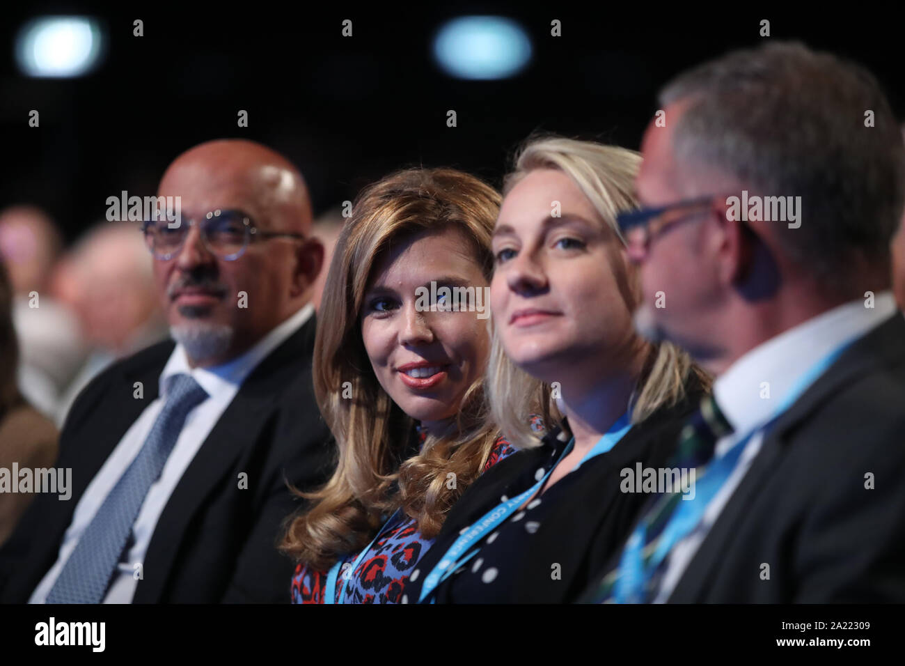 Sottosegretario parlamentare per il dipartimento di business, di energia e di strategia industriale, Nadhim Zahawi (sinistra) con Carrie Symonds (centro sinistra) presso il congresso del partito conservatore al Manchester Convention Center. Foto Stock