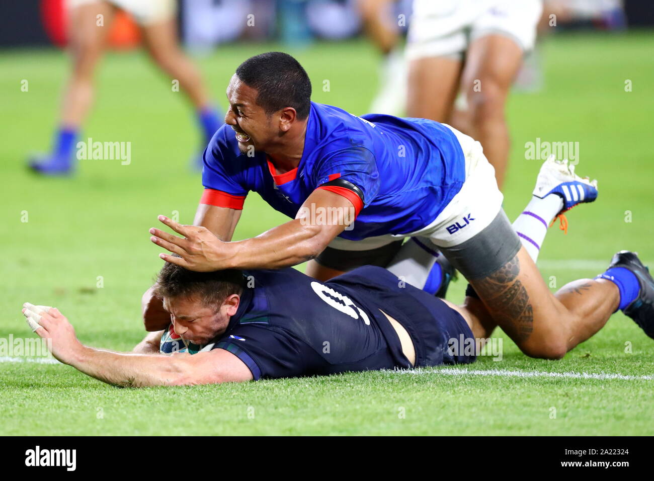 (L-R) Greig Laidlaw (SCO), Ed Fidow (SAM), Settembre 30, 2019 - Rugby : 2019 Coppa del Mondo di Rugby piscina un match tra Scozia Samoa 34-0 a Kobe Misaki Stadium di Kobe, Hyogo, Giappone. (Foto di Naoki Nishimura/AFLO SPORT) Foto Stock