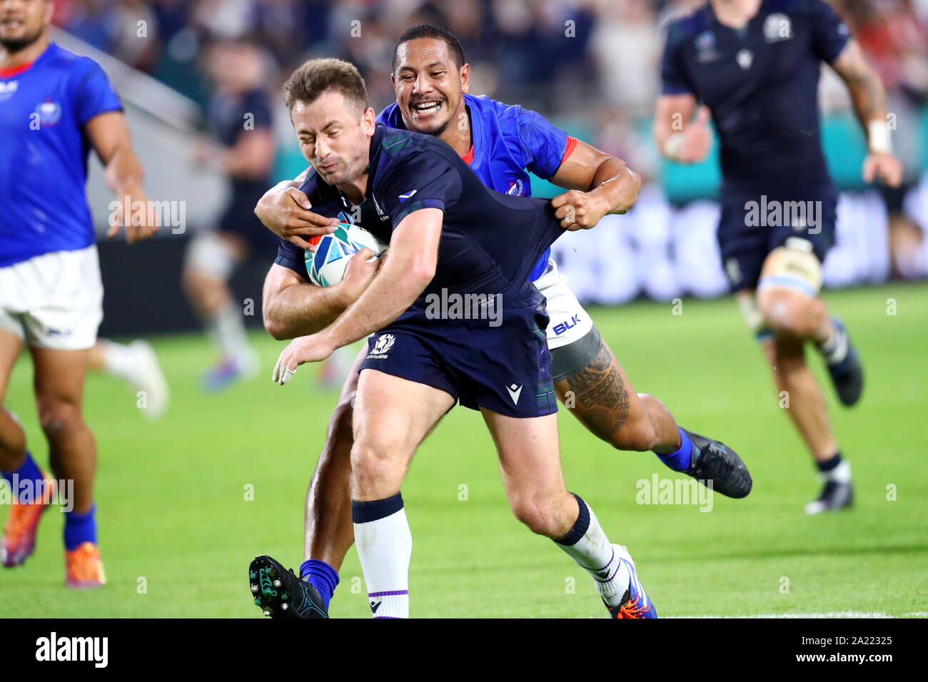 (L-R) Greig Laidlaw (SCO), Ed Fidow (SAM), Settembre 30, 2019 - Rugby : 2019 Coppa del Mondo di Rugby piscina un match tra Scozia Samoa 34-0 a Kobe Misaki Stadium di Kobe, Hyogo, Giappone. (Foto di Naoki Nishimura/AFLO SPORT) Foto Stock