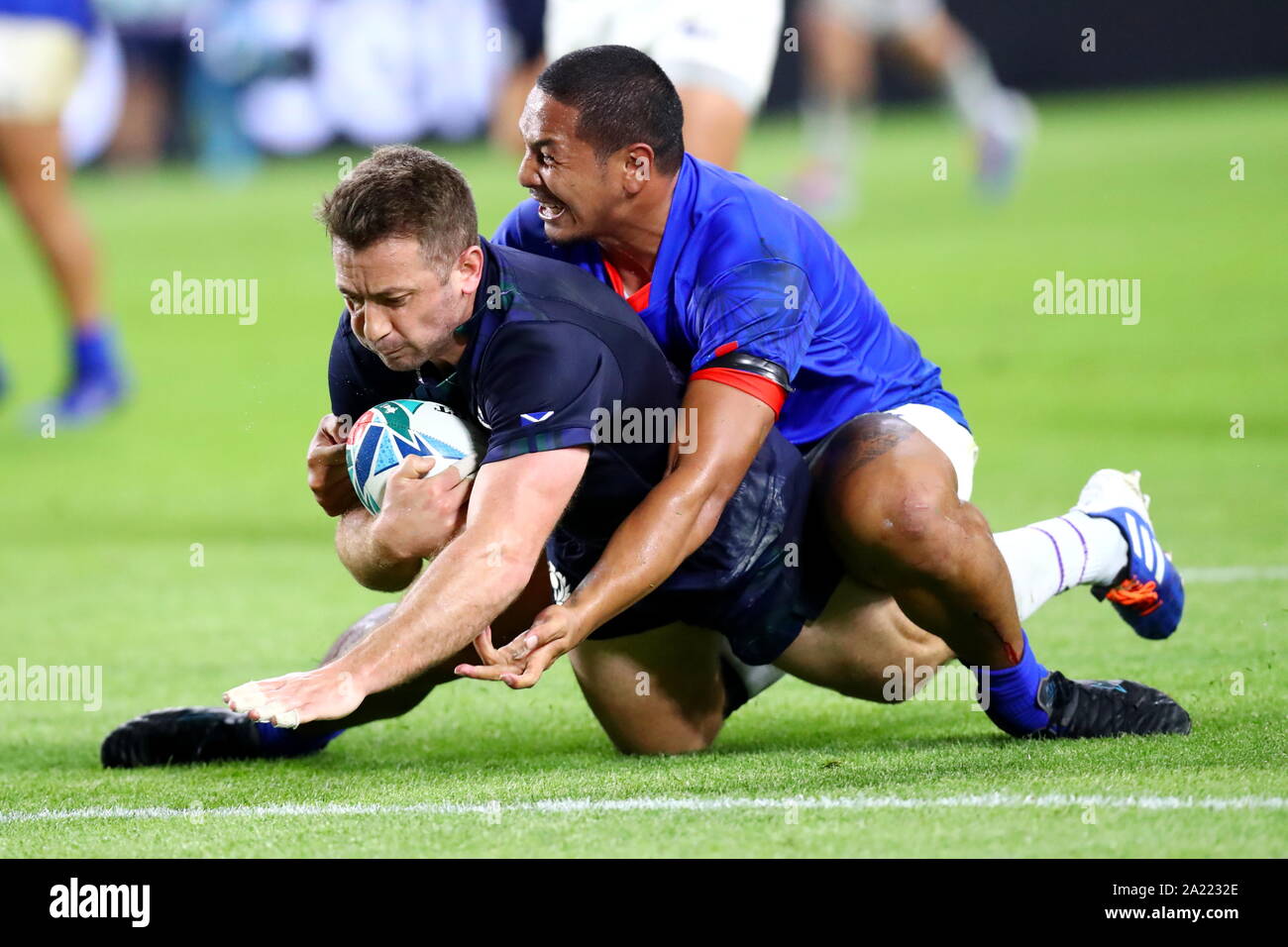 (L-R) Greig Laidlaw (SCO), Ed Fidow (SAM), Settembre 30, 2019 - Rugby : 2019 Coppa del Mondo di Rugby piscina un match tra Scozia Samoa 34-0 a Kobe Misaki Stadium di Kobe, Hyogo, Giappone. (Foto di Naoki Nishimura/AFLO SPORT) Foto Stock