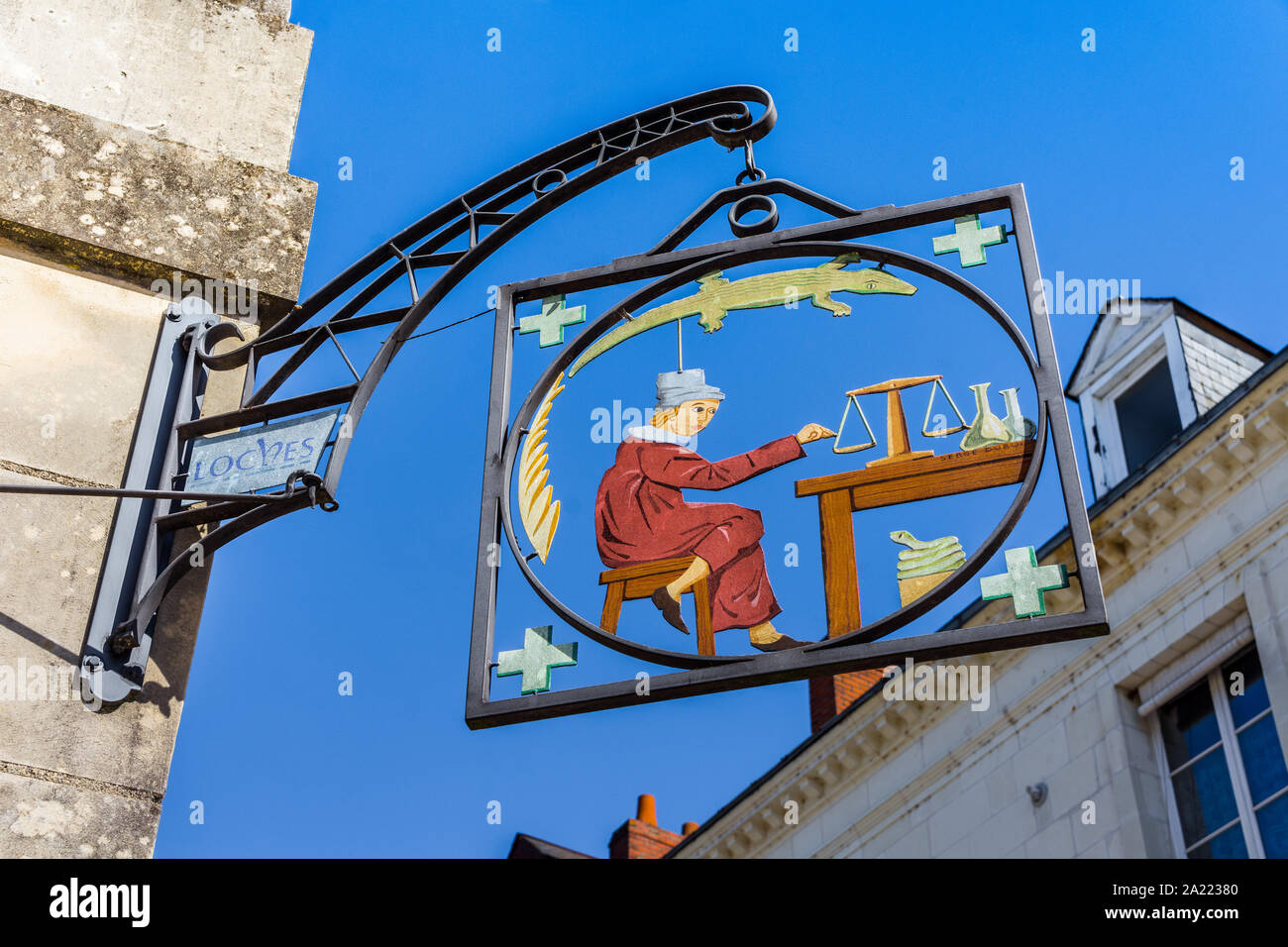 Decorativa in metallo verniciato insegna per farmacia o farmacia - Loches, Indre-et-Loire, Francia. Foto Stock