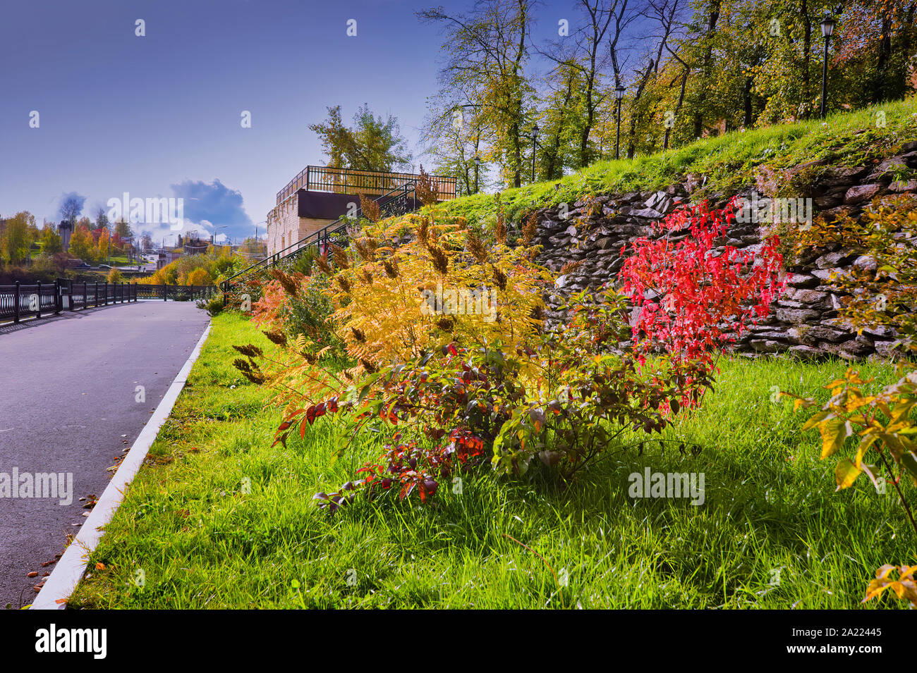 Autunno scena in un parco cittadino in una giornata di sole. Una bella giornata di sole nel parco della città. Foto Stock