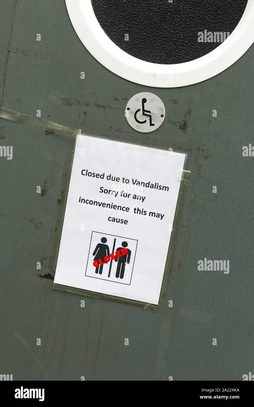 Un segno su un pubblico comodità o servizi igienici dicendo che essi sono stati chiusi a causa di atti di vandalismo, England, Regno Unito Foto Stock