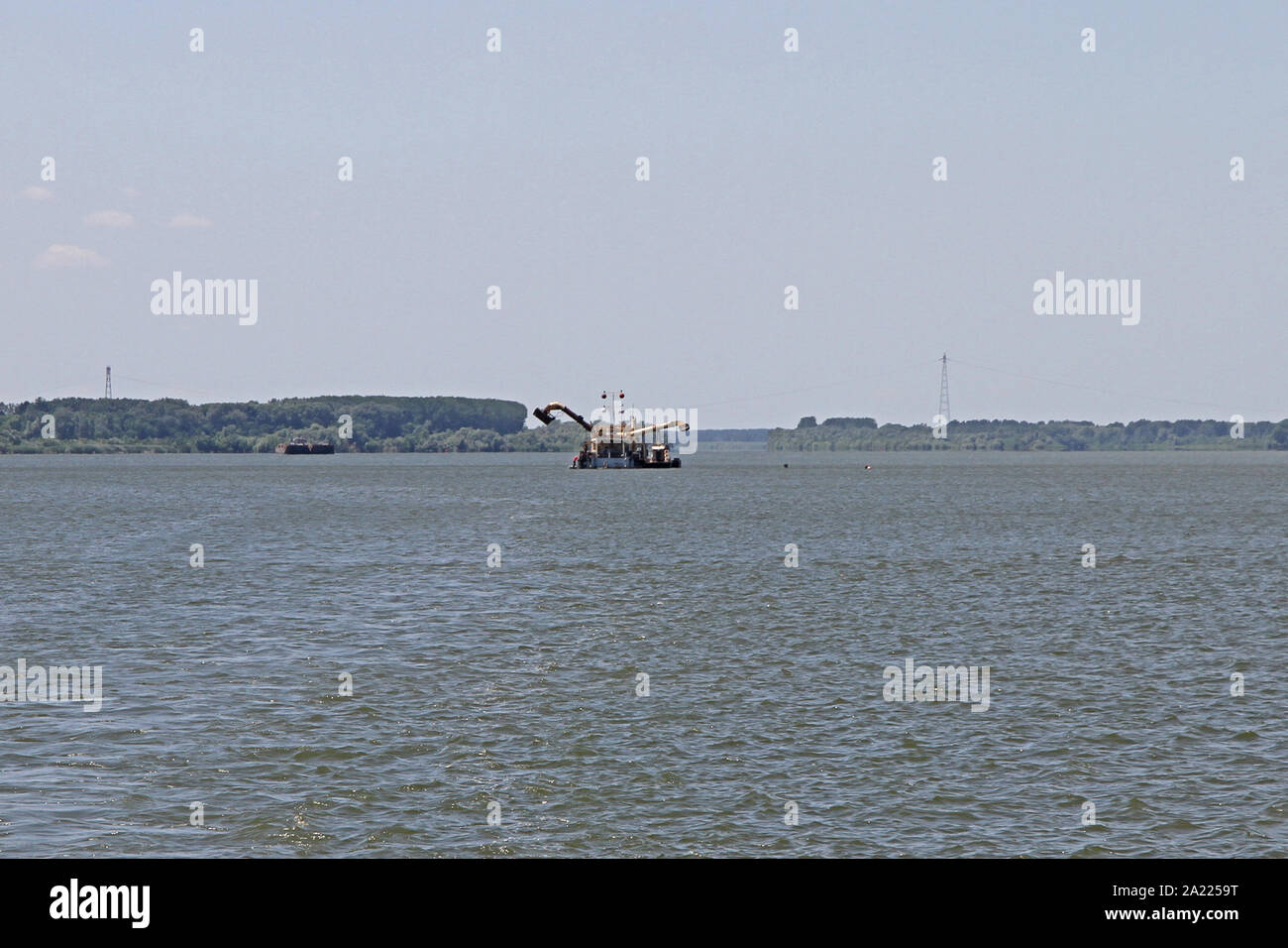 La sabbia di scavo in barca sul Danubio e il grande fiume Morava confluenza tra Kovin e distretto Podunavlje, Serbia. Foto Stock