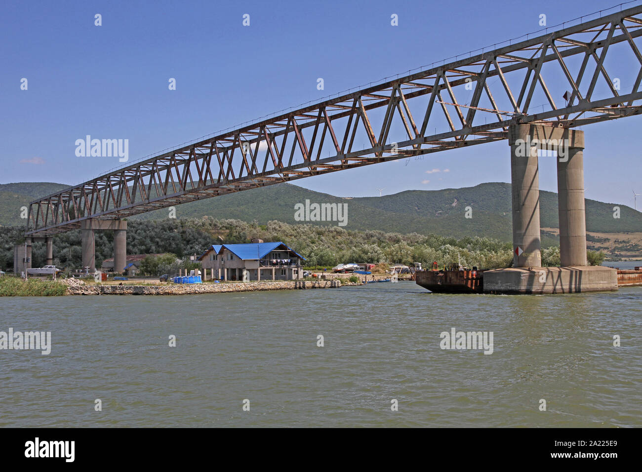 Unnamed ponte sul fiume Danubio con il sito in costruzione e la casa blu sul lato rumeno sul confine tra Romania e Serbia, Romania. Foto Stock