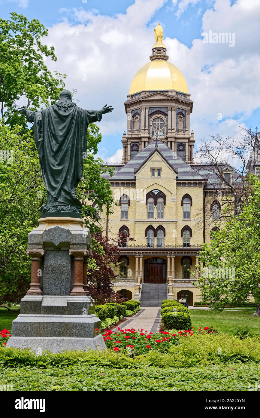 Università di Notre Dame; Edificio Principale 1879, iconico cupola dorata e la Beata Madre statua del Sacro Cuore di Gesù statua, alberi, South Bend; IN; Indiana; Foto Stock
