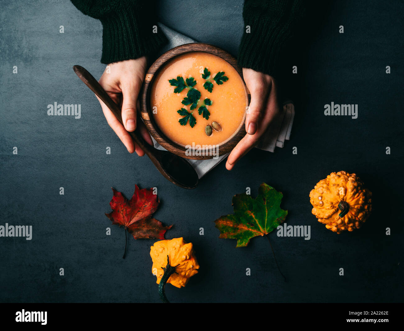 Mani femminili tenendo un recipiente con zucca e ceci arrosto soup.Comfort cibo. Cibo sano concetto vista superiore Foto Stock