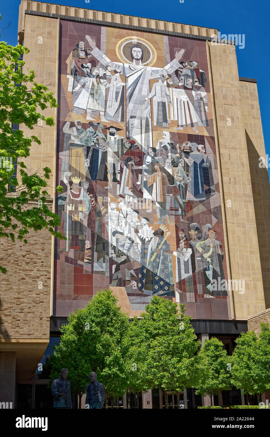 Parola di vita murale, pietra, l'arte religiosa, aka Touchdown Gesù, 1964, grande, Hesburgh Library, Università di Notre Dame, Università Cattolica; South Bend; Foto Stock