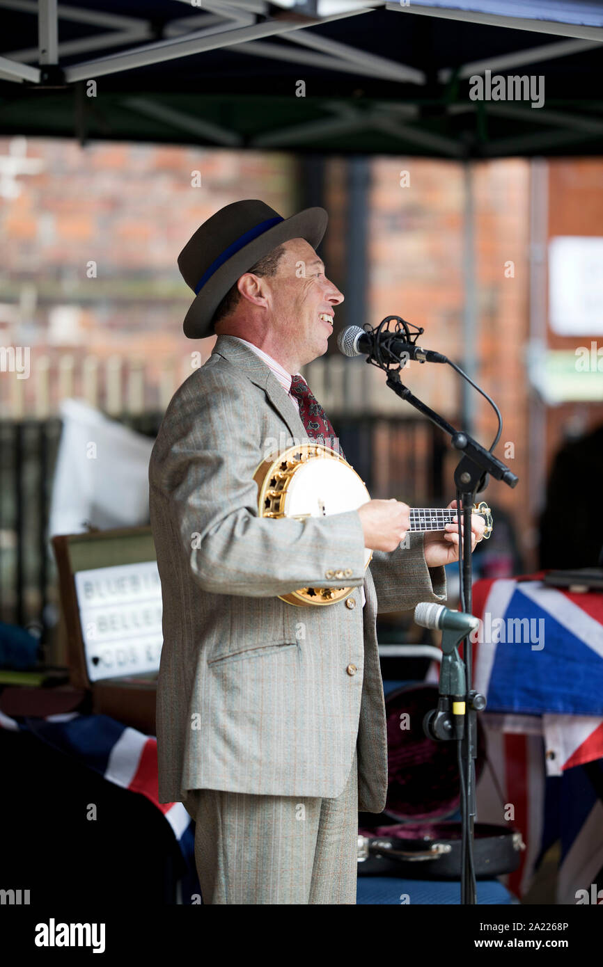 Il Galles, Welshpool 1940's weekend, settembre 2019. George Formby lookalike eseguendo Formby canzoni. Foto Stock