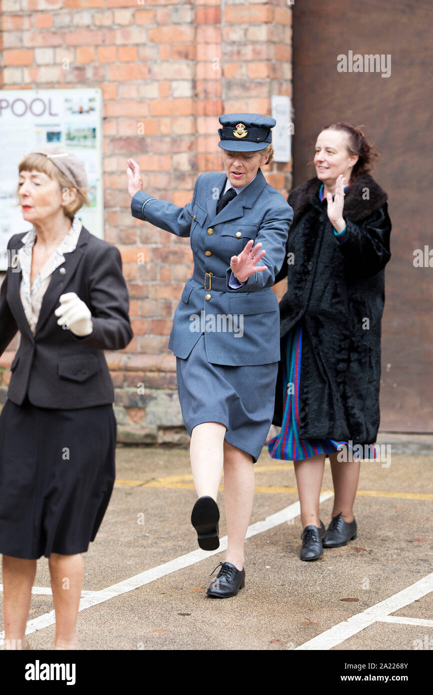 Il Galles, Welshpool 1940's weekend, settembre 2019. Onorevoli ballando Charleston. Foto Stock