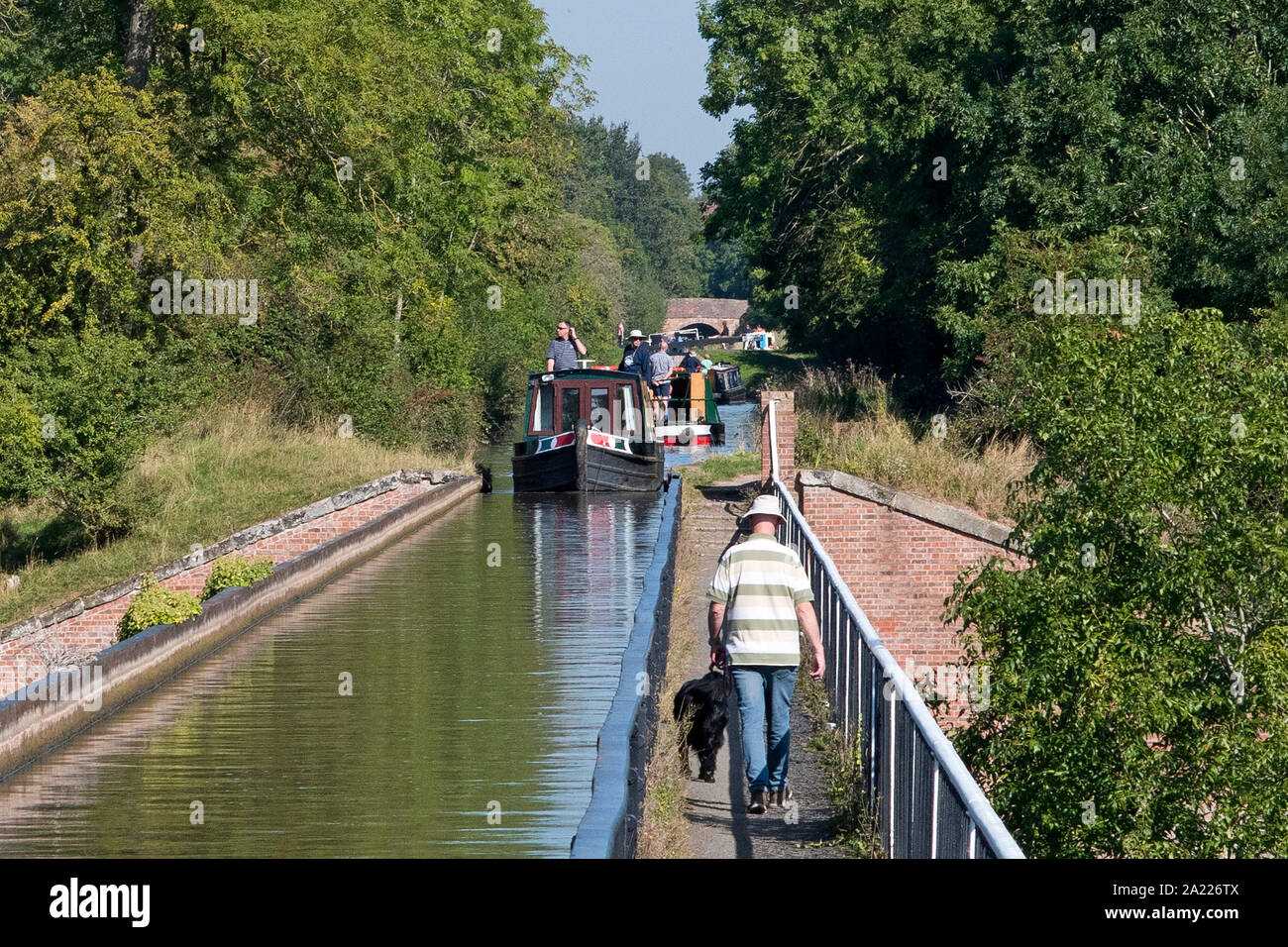 Un narrowboat attraversa l acquedotto Edstone durante una calda e piacevole giornata d'estate. 9/09/2019. Henley in Arden, Warwickshire, Regno Unito. Foto Stock