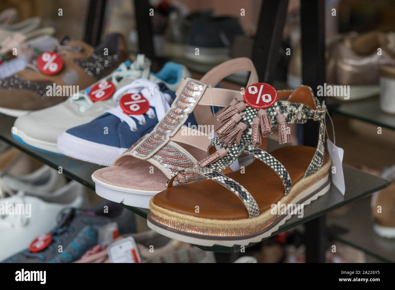 Scarpe in attesa di un acquirente in un negozio in Germania Foto Stock