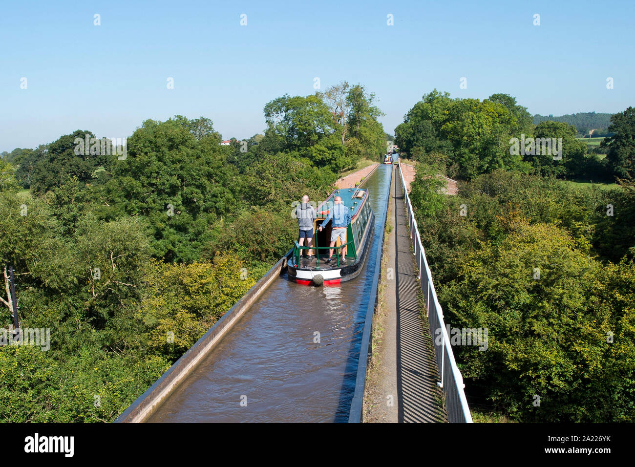 Un narrowboat attraversa l acquedotto Edstone durante una calda e piacevole giornata d'estate. 9/09/2019. Henley in Arden, Warwickshire, Regno Unito. Foto Stock