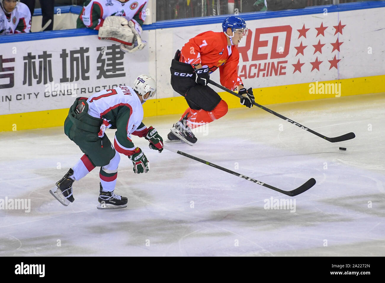 Jilin. Il 30 settembre, 2019. Tsen Tou's Tuspekov Didar (R) il sistema VIES per il puck durante una partita tra Tsen Tou e bar presso il ristorante Silk Road sommo Hockey League nella città di Jilin del nord-est della Cina di provincia di Jilin, sul Sett. 30, 2019. Credito: Zhang Nan/Xinhua/Alamy Live News Foto Stock