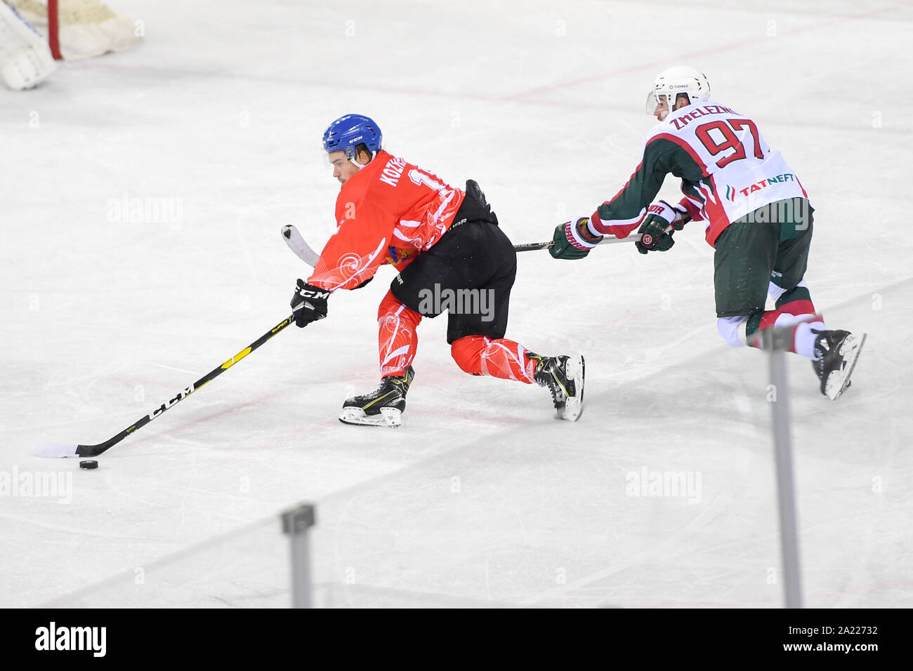 Jilin. Il 30 settembre, 2019. Tsen Tou's Kozhevnikov Yegor S. (L) compete durante una partita tra Tsen Tou e bar presso il ristorante Silk Road sommo Hockey League nella città di Jilin del nord-est della Cina di provincia di Jilin, sul Sett. 30, 2019. Credito: Zhang Nan/Xinhua/Alamy Live News Foto Stock