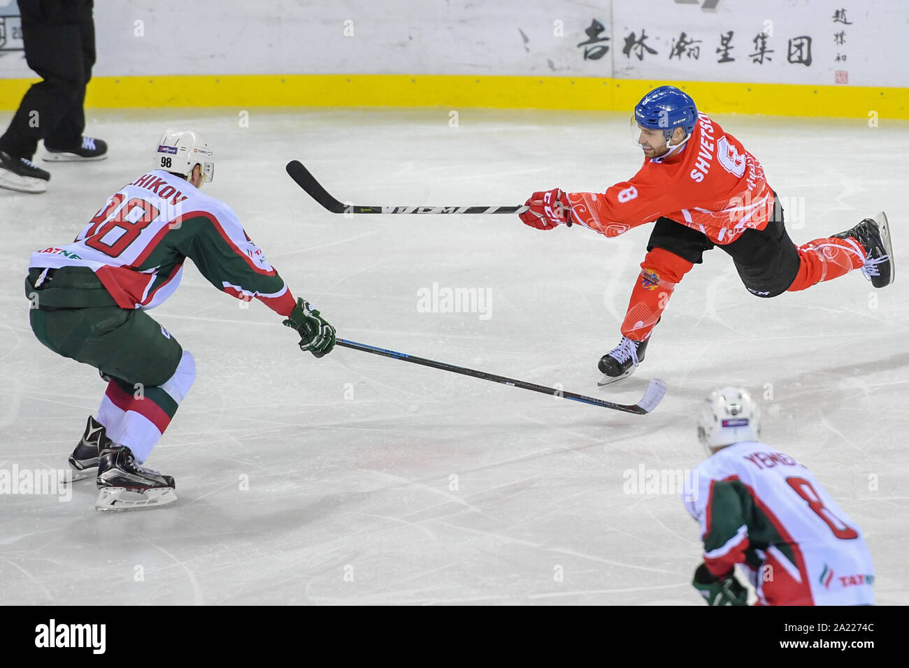 (190930) -- JILIN, Sett. 30, 2019 (Xinhua) -- Tsen Tou's Shvetsov Alexander (R) compete durante una partita tra Tsen Tou e bar presso il ristorante Silk Road sommo Hockey League nella città di Jilin del nord-est della Cina di provincia di Jilin, sul Sett. 30, 2019. (Xinhua/Zhang Nan) Foto Stock