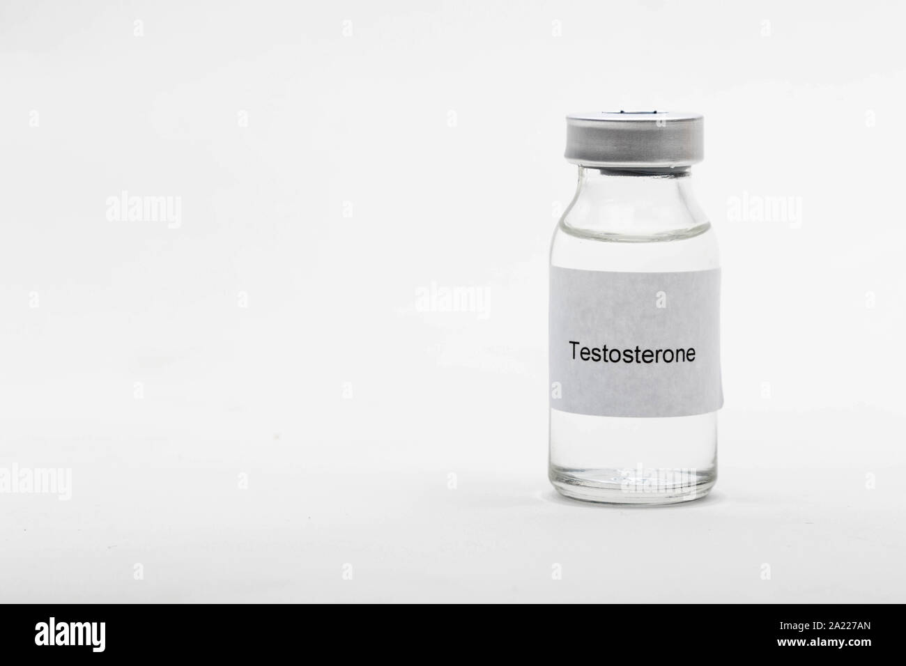 Concetto medico medico che mostra una fiala di medici di testosterone di lettura Foto Stock