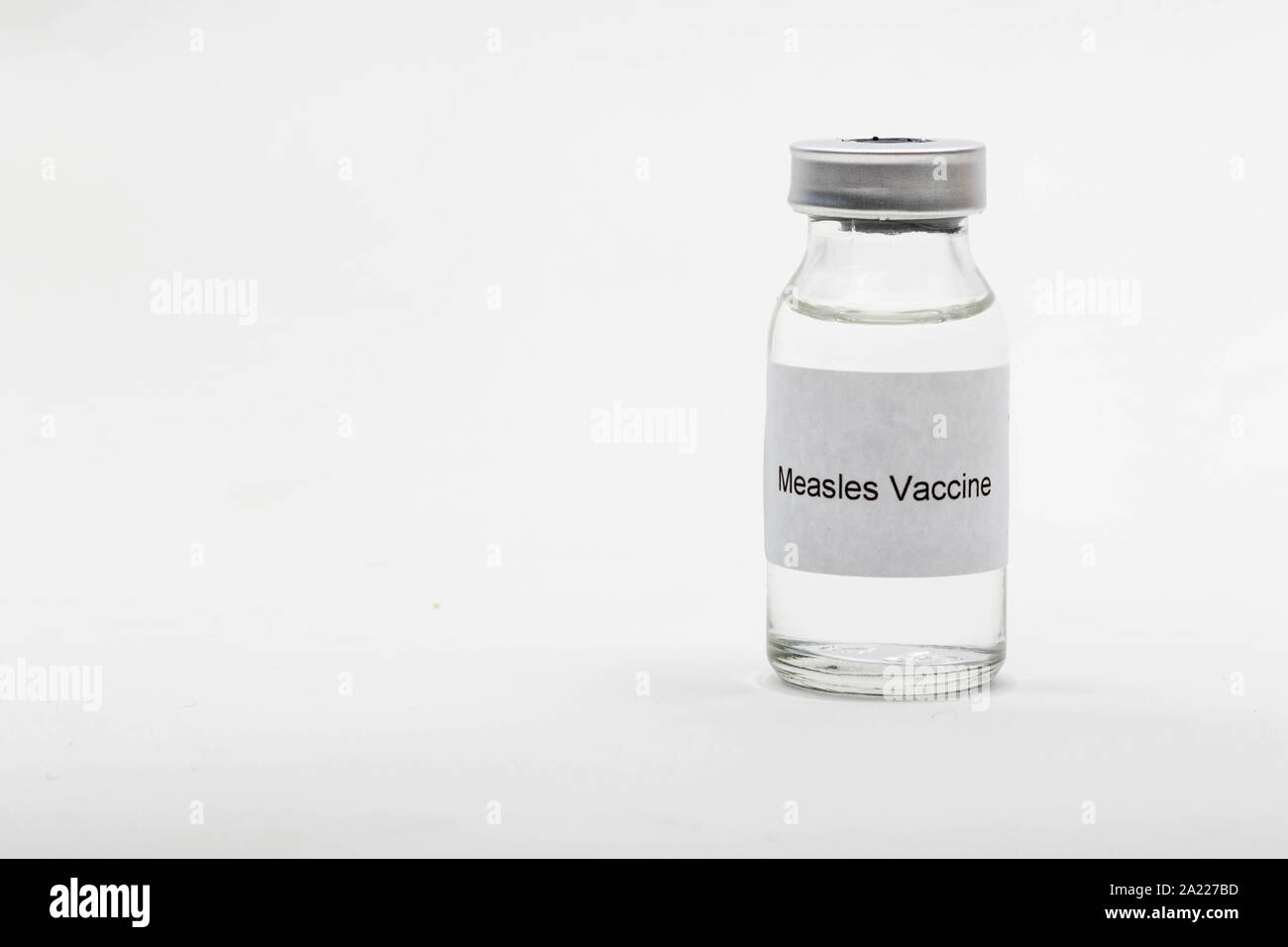 Concetto medico medico che mostra una fiala medica leggendo il vaccino del morbillo Foto Stock