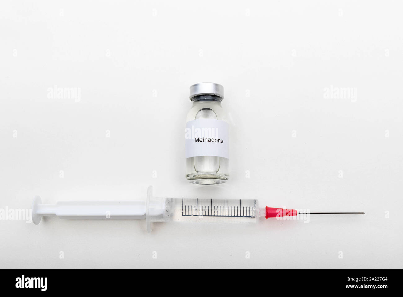 Concetto medico medico che mostra una fiala medica la lettura di metadone e  una siringa Foto stock - Alamy