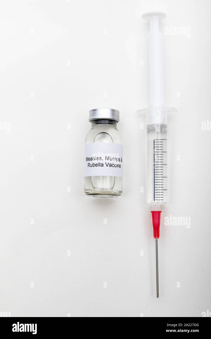 Concetto medico medico che mostra una fiala medica lettura contro il morbillo, la parotite e la rosolia vaccino con una siringa Foto Stock