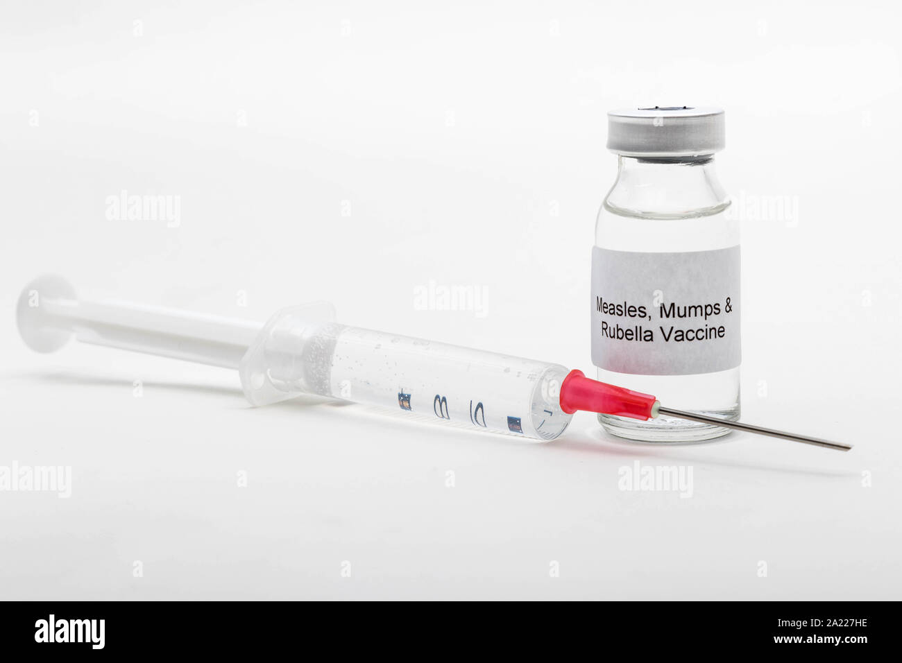 Concetto medico medico che mostra una fiala medica lettura contro il morbillo, la parotite e la rosolia vaccino con una siringa Foto Stock