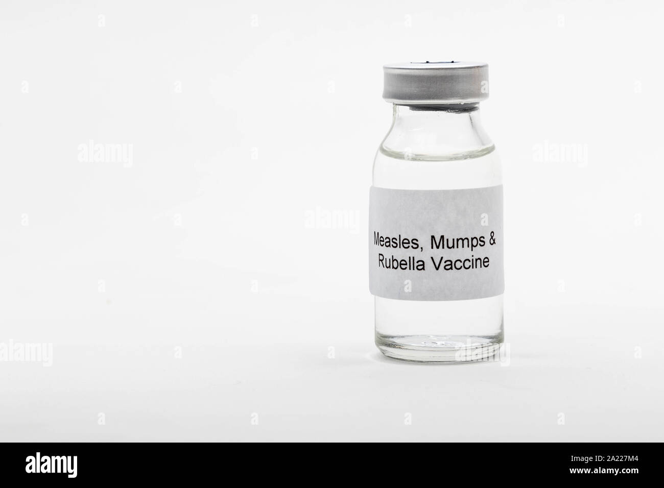 Concetto medico medico che mostra una fiala medica lettura contro il morbillo, la parotite e la rosolia vaccino Foto Stock
