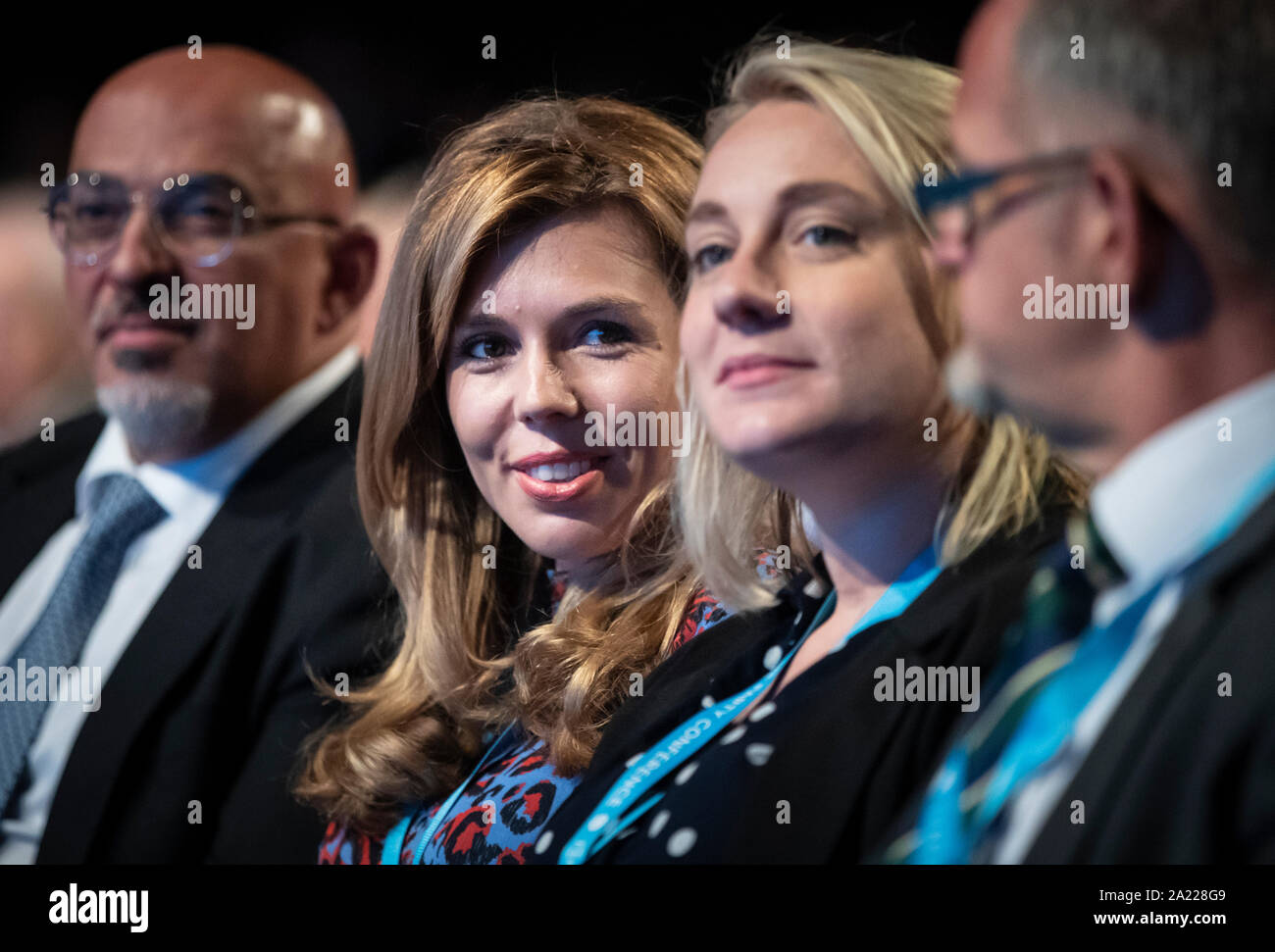 Sottosegretario parlamentare per il dipartimento di business, di energia e di strategia industriale, Nadhim Zahawi (sinistra) con Carrie Symonds (centro) applaude un discorso al congresso del partito conservatore al Manchester Convention Center. Foto Stock