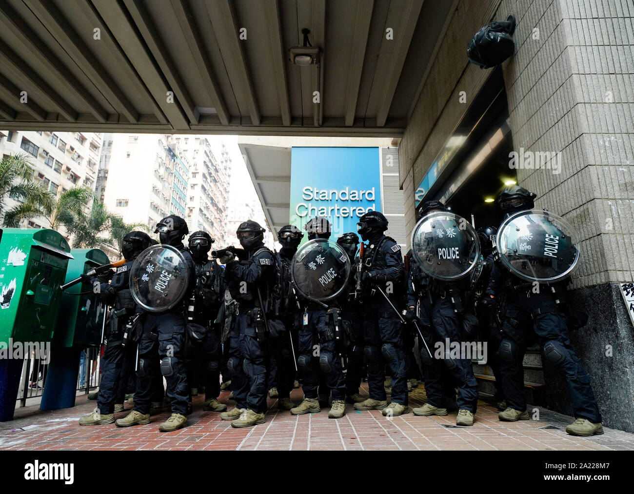 Hong Kong. 29 Settembre, 2019. Marzo illegali da parte di migliaia di pro-democrazia sostenitori da Causeway Bay a uffici governativi all'Admiralty. La polizia ha cercato invano di fermare marzo all'inizio con gas lacrimogeni e sparato tafferugli. Marzo ha segnato il quinto anniversario dell'inizio dell'Ombrello di movimento. Polizia entrata di guardia per la stazione MTR Wanchai e Foto Stock