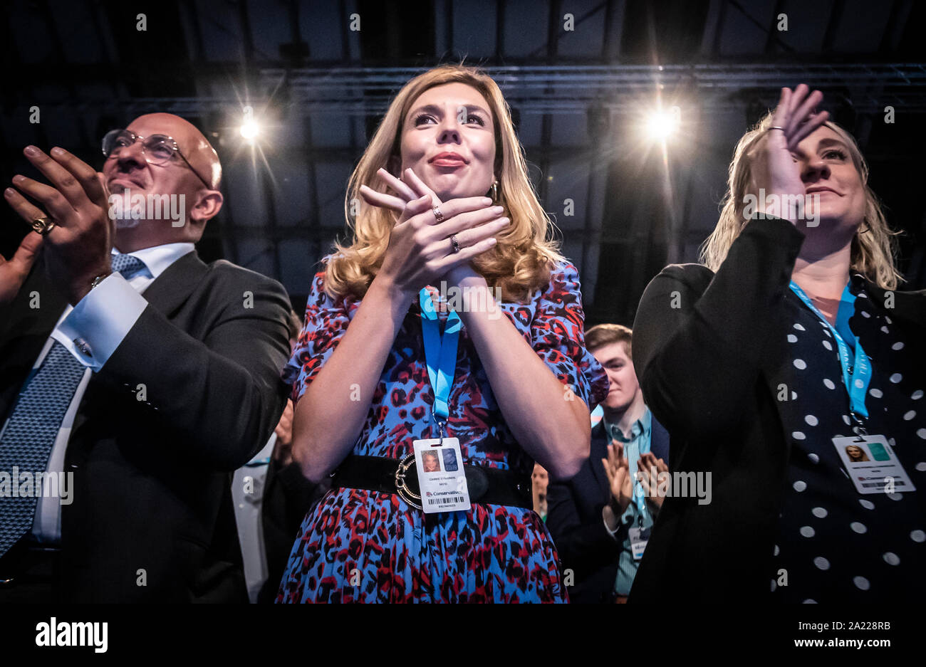 Sottosegretario parlamentare per il dipartimento di business, di energia e di strategia industriale, Nadhim Zahawi (sinistra) con Carrie Symonds (centro) applaude un discorso al congresso del partito conservatore al Manchester Convention Center. Foto Stock