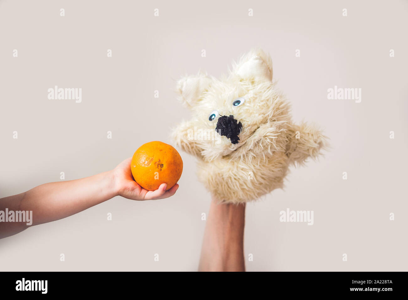 Spettacolo di marionette cane su sfondo grigio. Spazio per il testo o le repliche Foto Stock