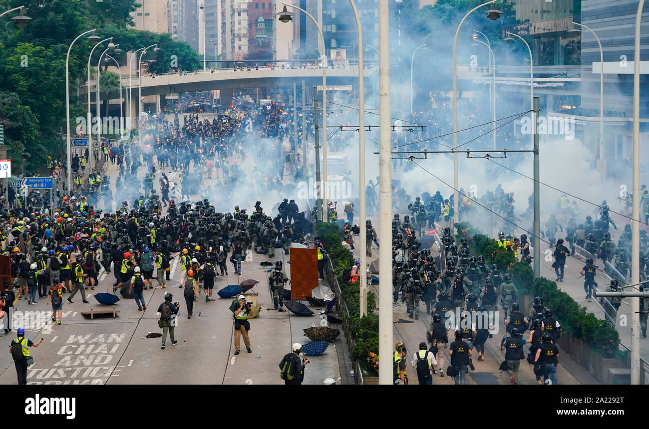 Hong Kong. 29 Settembre, 2019. Marzo illegali da parte di migliaia di pro-democrazia sostenitori da Causeway Bay a uffici governativi all'Admiralty. La polizia ha cercato invano di fermare marzo all'inizio con gas lacrimogeni e sparato tafferugli. Marzo ha segnato il quinto anniversario dell'inizio dell'Ombrello di movimento. Polizia carica manifestanti e rendere più arresti all'Admiralty. Foto Stock