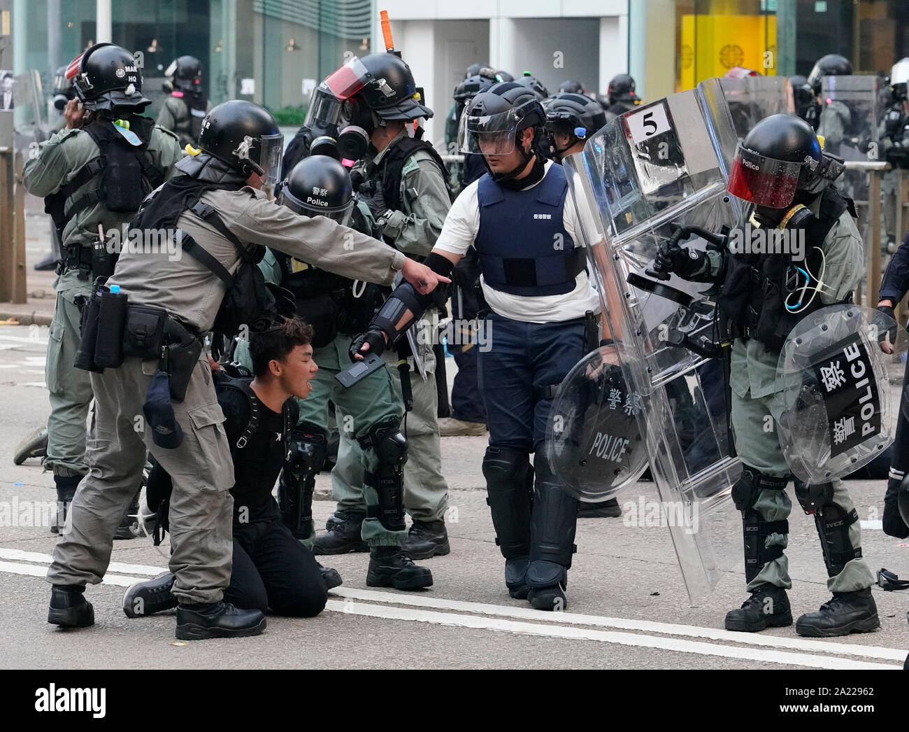 Hong Kong. 29 Settembre, 2019. Marzo illegali da parte di migliaia di pro-democrazia sostenitori da Causeway Bay a uffici governativi all'Admiralty. La polizia ha cercato invano di fermare marzo all'inizio con gas lacrimogeni e sparato tafferugli. Marzo ha segnato il quinto anniversario dell'inizio dell'Ombrello di movimento. Arresto di protestor all'Admiralty distretto. Foto Stock