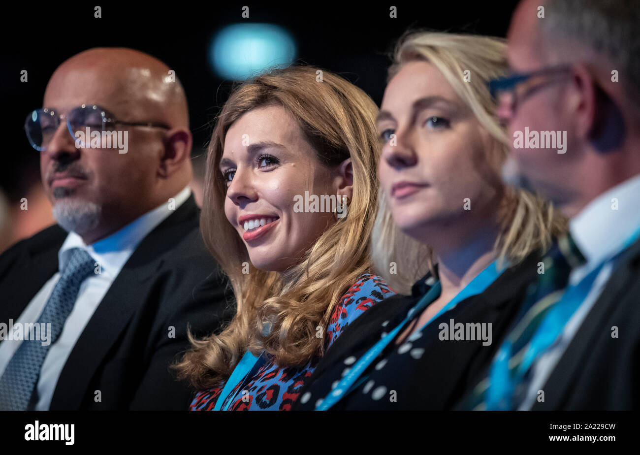 Sottosegretario parlamentare per il dipartimento di business, di energia e di strategia industriale, Nadhim Zahawi (sinistra) con Carrie Symonds (centro) applaude un discorso al congresso del partito conservatore al Manchester Convention Center. Foto Stock