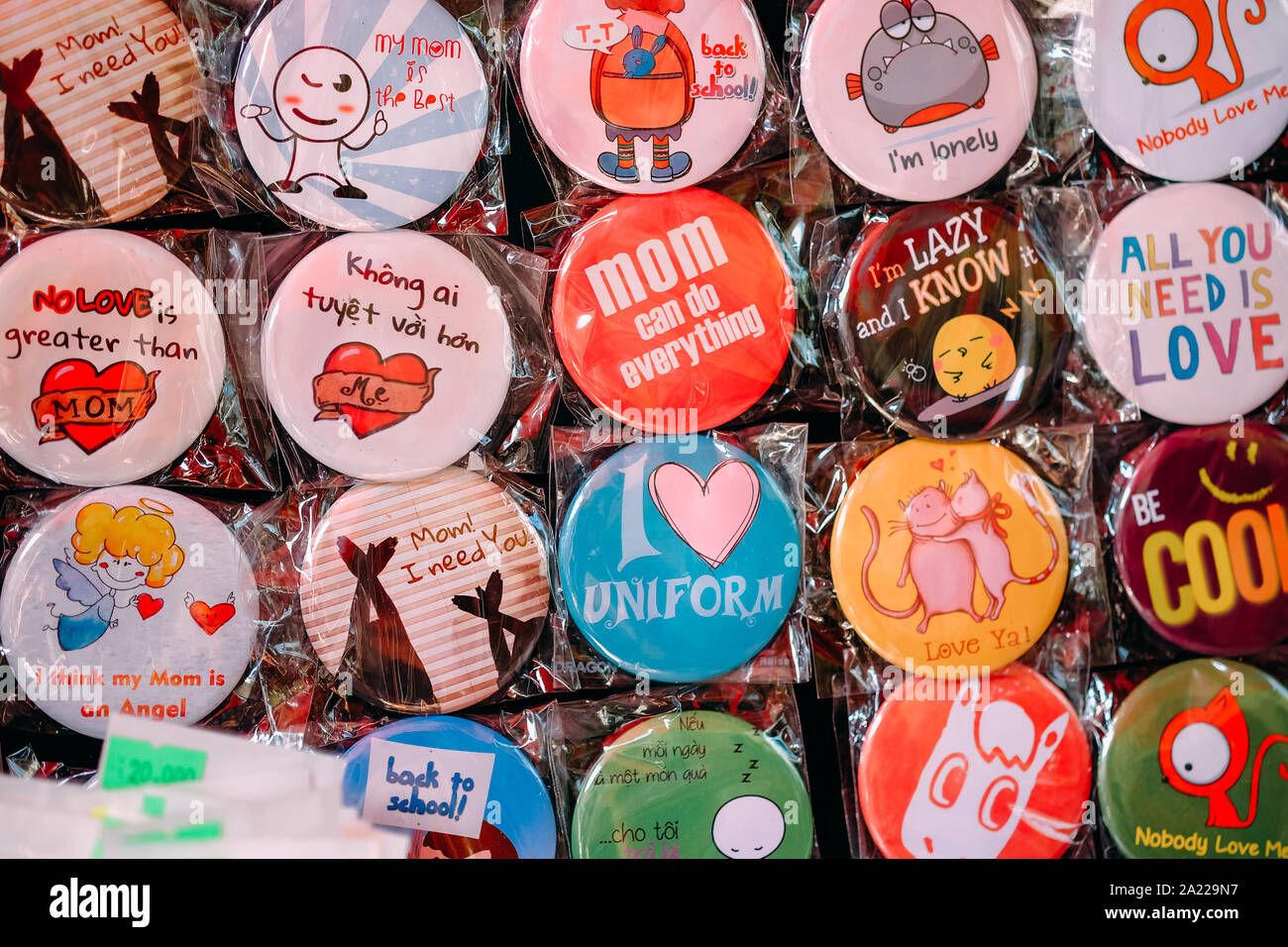 Adesivo colorato in un piccolo negozio sulla strada di Saigon Vietnam. Royalty di alta qualità immagine stock di colore, adesivo. Foto Stock