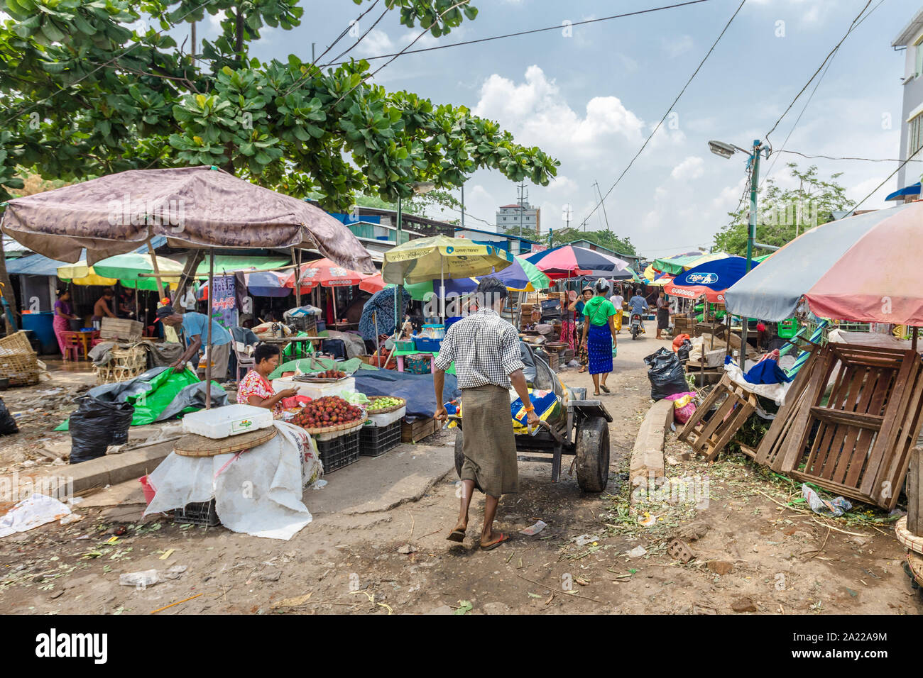 Le persone al tradizionale mercato di frutta e verdura a Yangon, Birmania. Condizioni antigieniche del Paese sottosviluppate o paese del terzo mondo scena. Sporco e Foto Stock