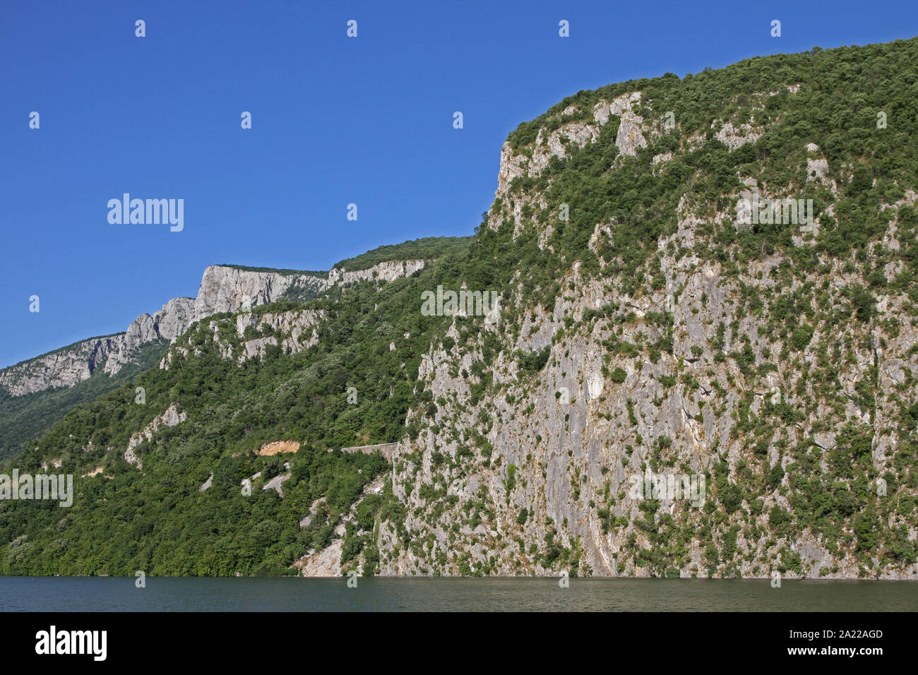 La scogliera di formazioni sulla banca serbo del fiume Danubio, il confine tra Serbia e Romania, Golubinje, Serbia. Foto Stock