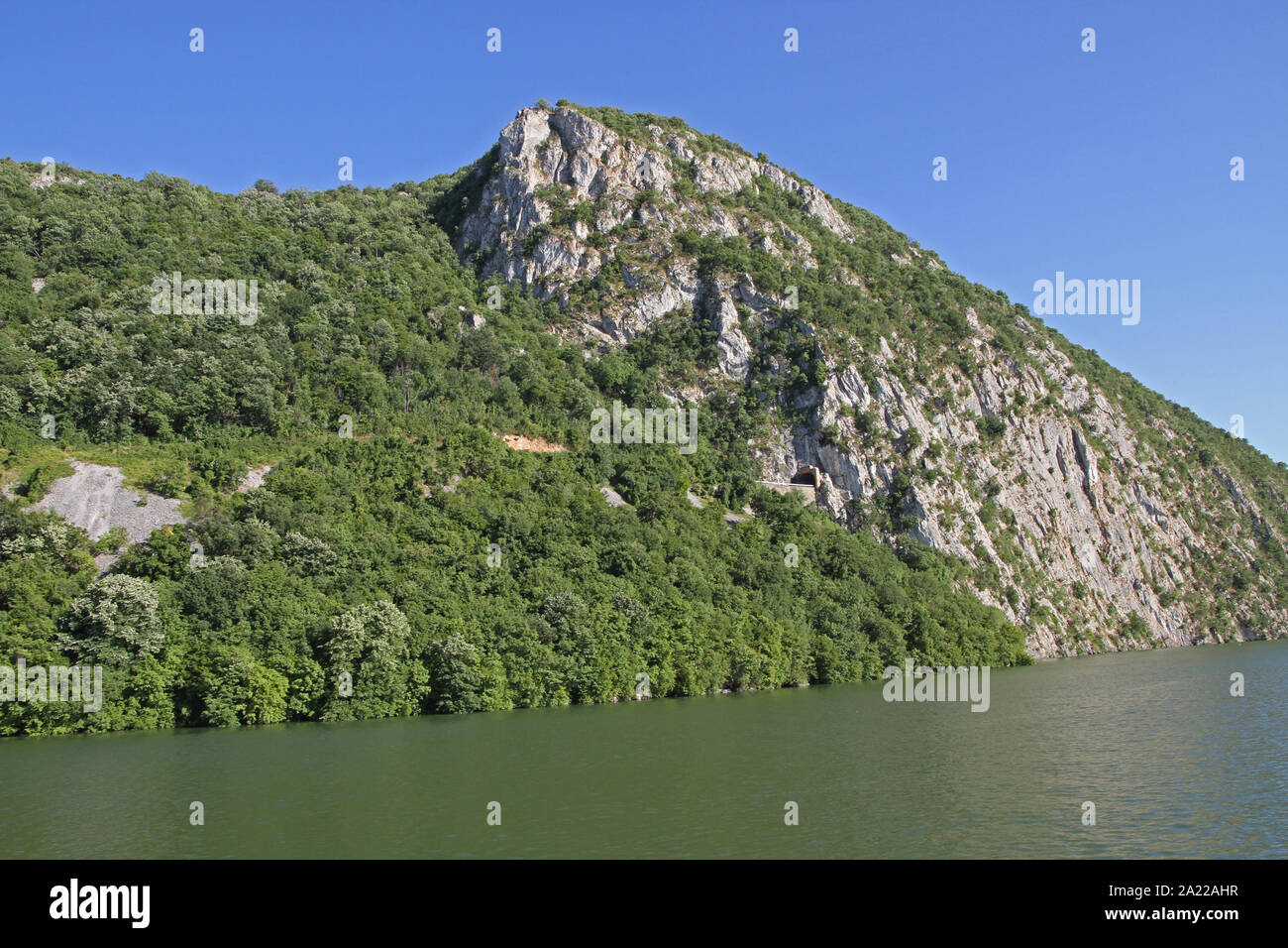 La scogliera di formazioni sulla banca serbo del fiume Danubio, il confine tra Serbia e Romania, Golubinje, Serbia. Foto Stock