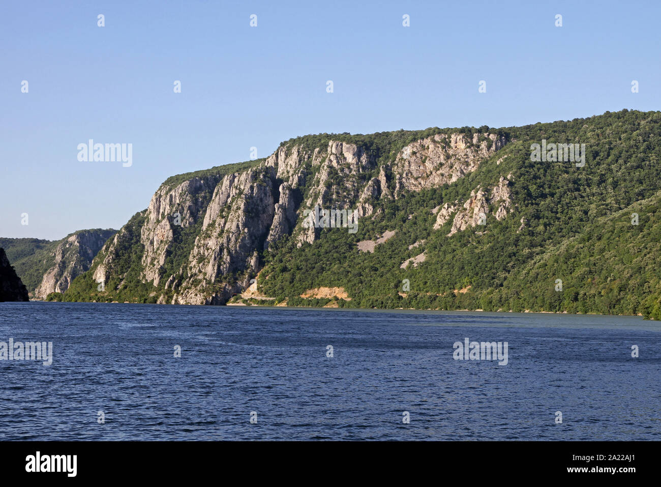 La scogliera di formazioni sulla banca serbo, sul fiume Danubio, il confine tra Serbia e Romania, Golubinje in Serbia. Foto Stock