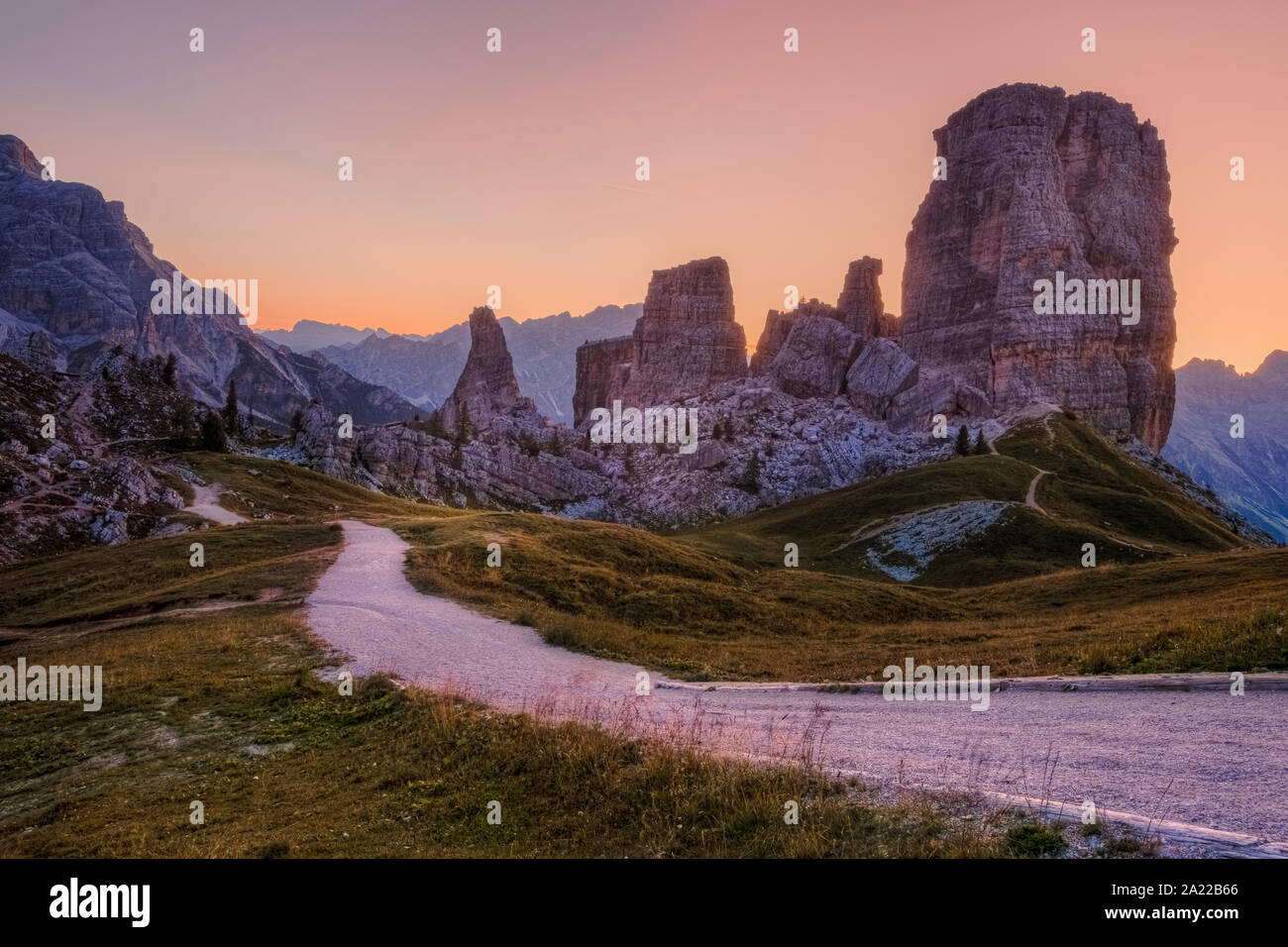 Le Cinque Torri a Cortina d'Ampezzo, Belluno, Veneto, Dolomiti, Italia, Europa Foto Stock