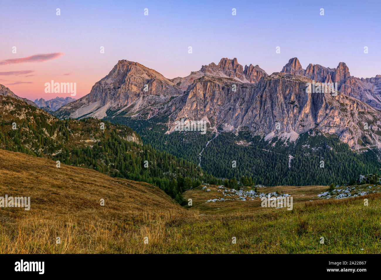 Le Cinque Torri a Cortina d'Ampezzo, Belluno, Veneto, Dolomiti, Italia, Europa Foto Stock