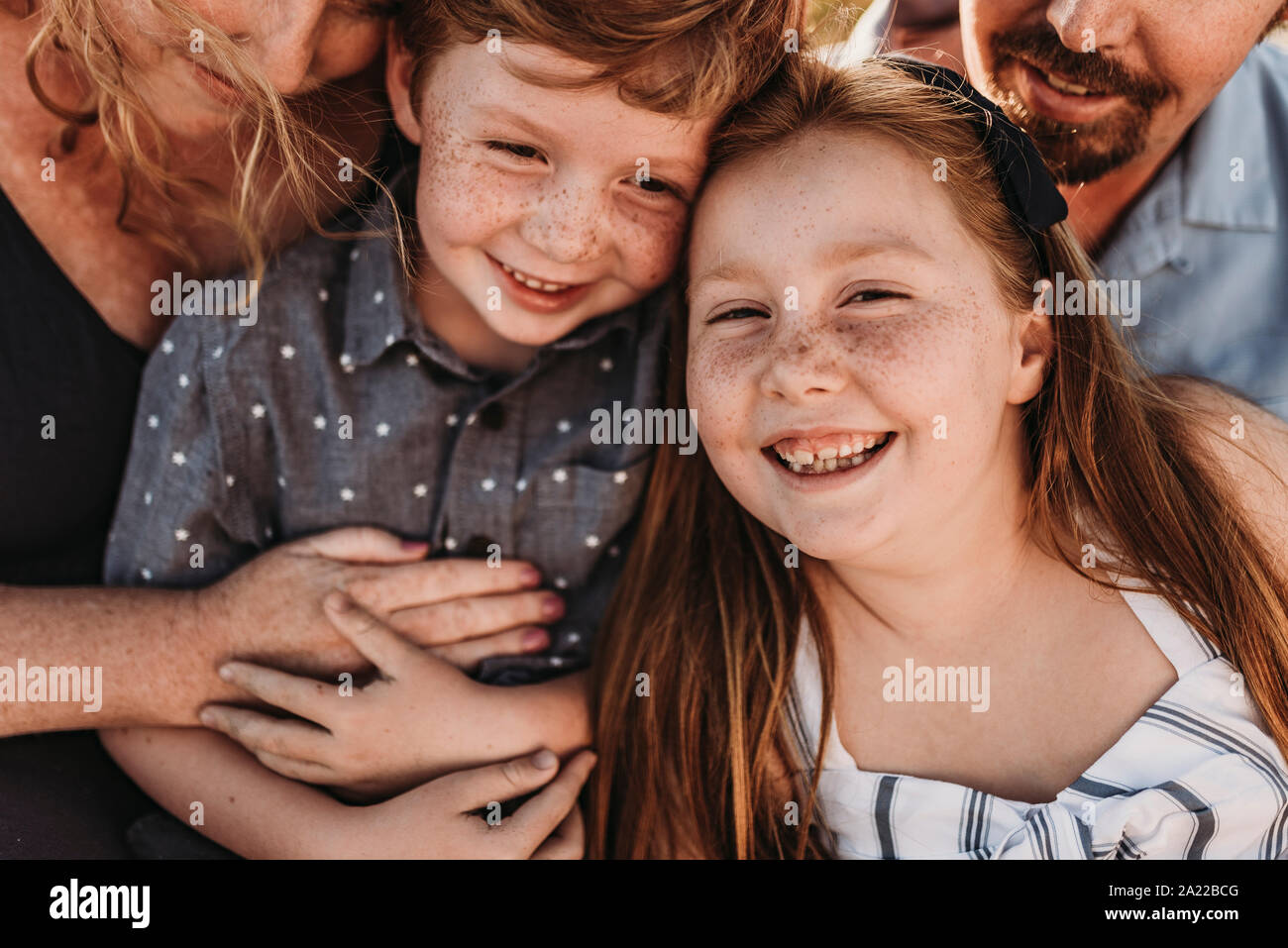 Close up dettaglio della famiglia di quattro riproduzione durante il tramonto in spiaggia Foto Stock