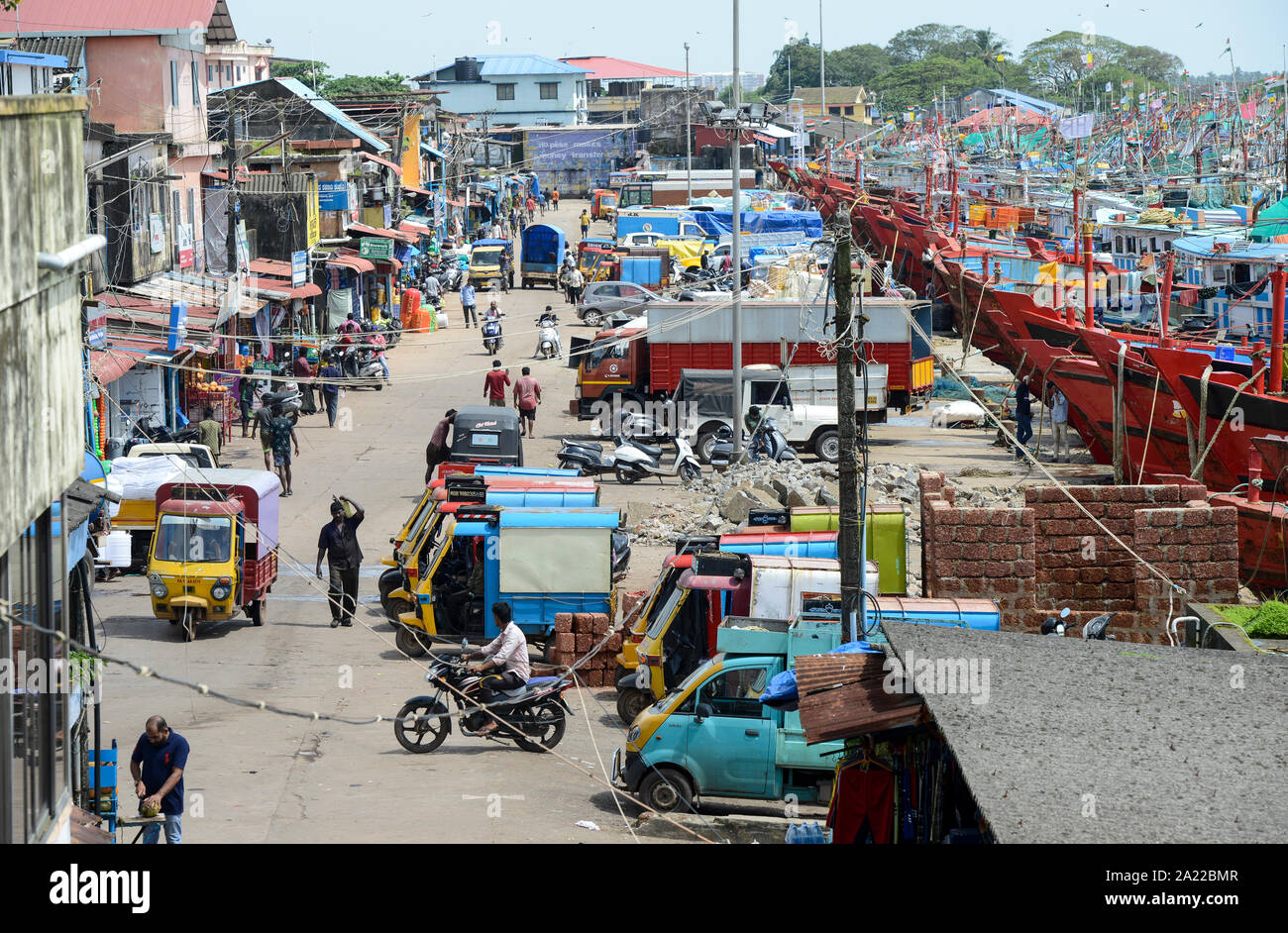 INDIA, Karnataka, Mangaluru, ex nome Mangalore, peschereccio nel porto di pesca durante il monsone Foto Stock