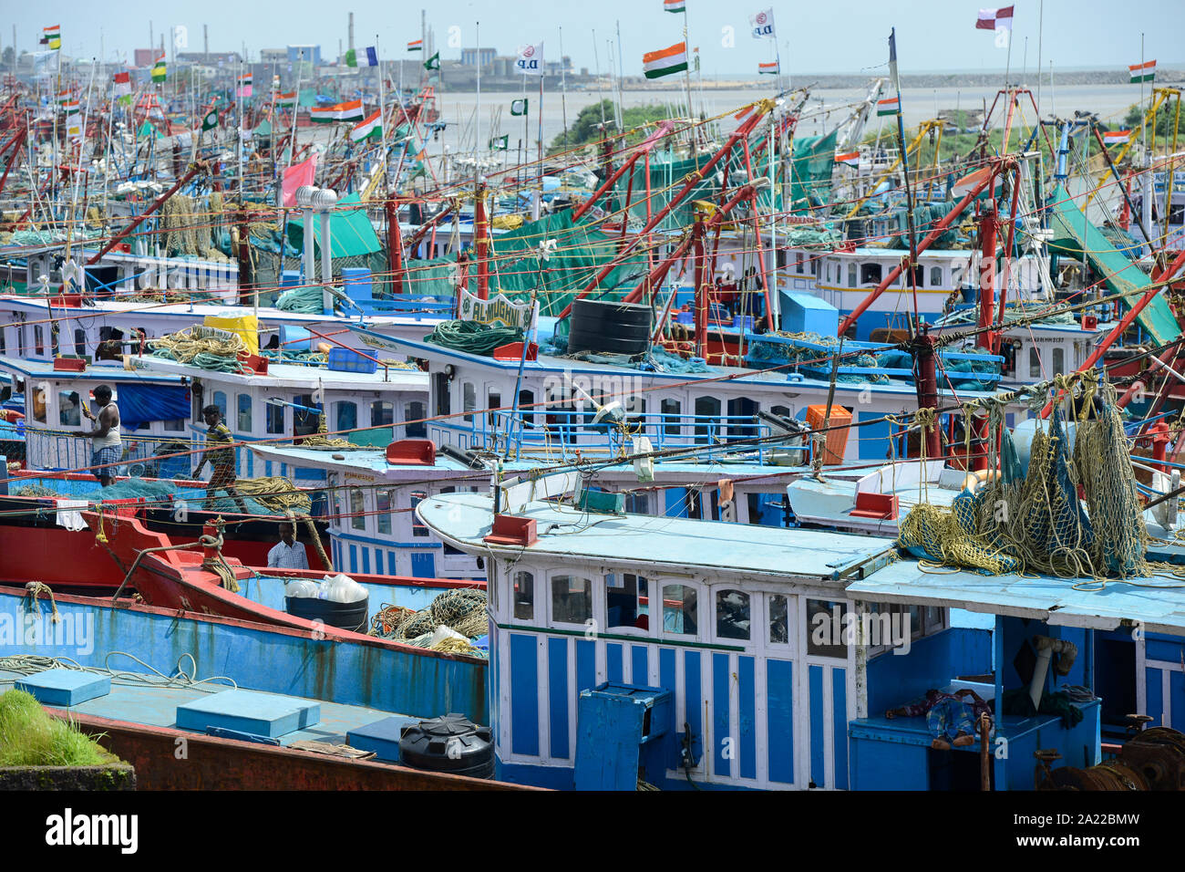 INDIA, Karnataka, Mangaluru, ex nome Mangalore, peschereccio nel porto di pesca durante il monsone Foto Stock