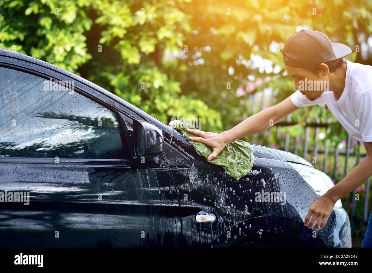 Persone auto pulizia a casa la luce del sole sullo sfondo Foto Stock
